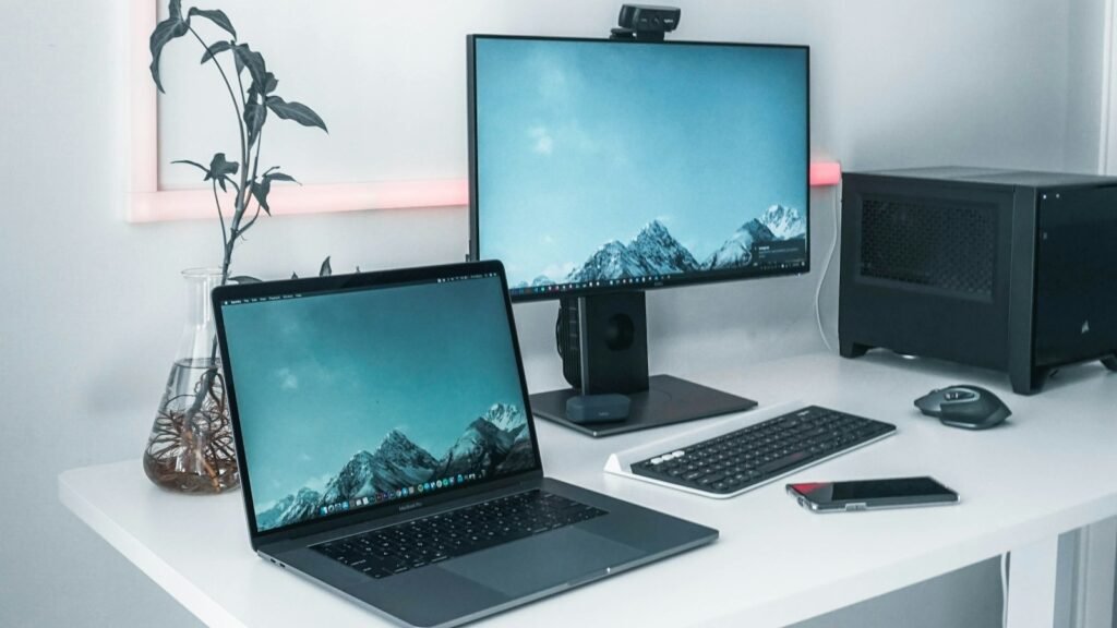 Θέση εργασίας με οθόνη και laptop