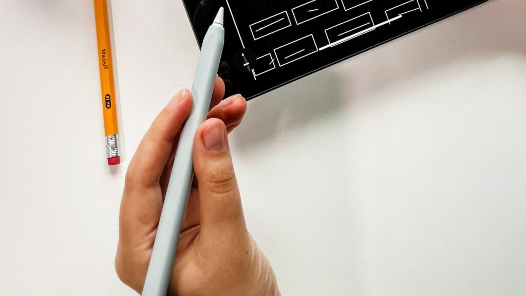 Χέρια κρατούν tablet με σχέδιο ιστοσελίδας