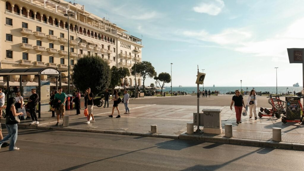 Περαστικοί στο κέντρο της Θεσσαλονίκης, κοντά στην παραλία